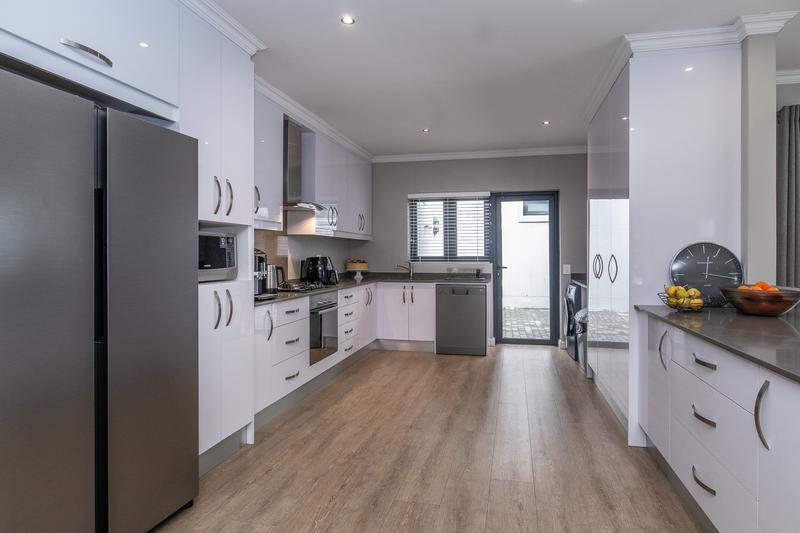 5 Bedroom Property for Sale in Constantia Western Cape
